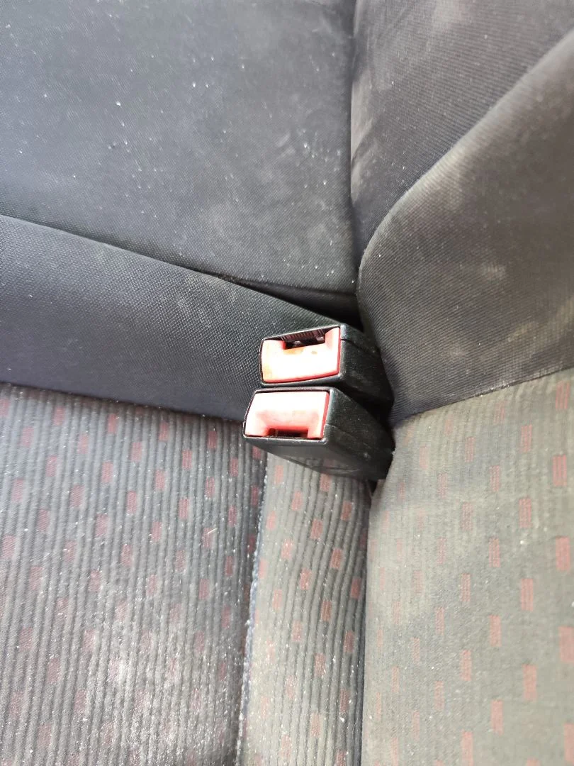 Foto de ENGANCHE CINTURON TRASERO IZQUIERDO SEAT CORDOBA BERLINA (6L2) 1.9 TDI (131 CV / 96 KW)