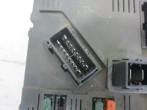 Foto de CAJA RELES / FUSIBLES CITROEN C3 1.4 HDi (68 CV / 50 KW) referencia 9652474480 foto 6