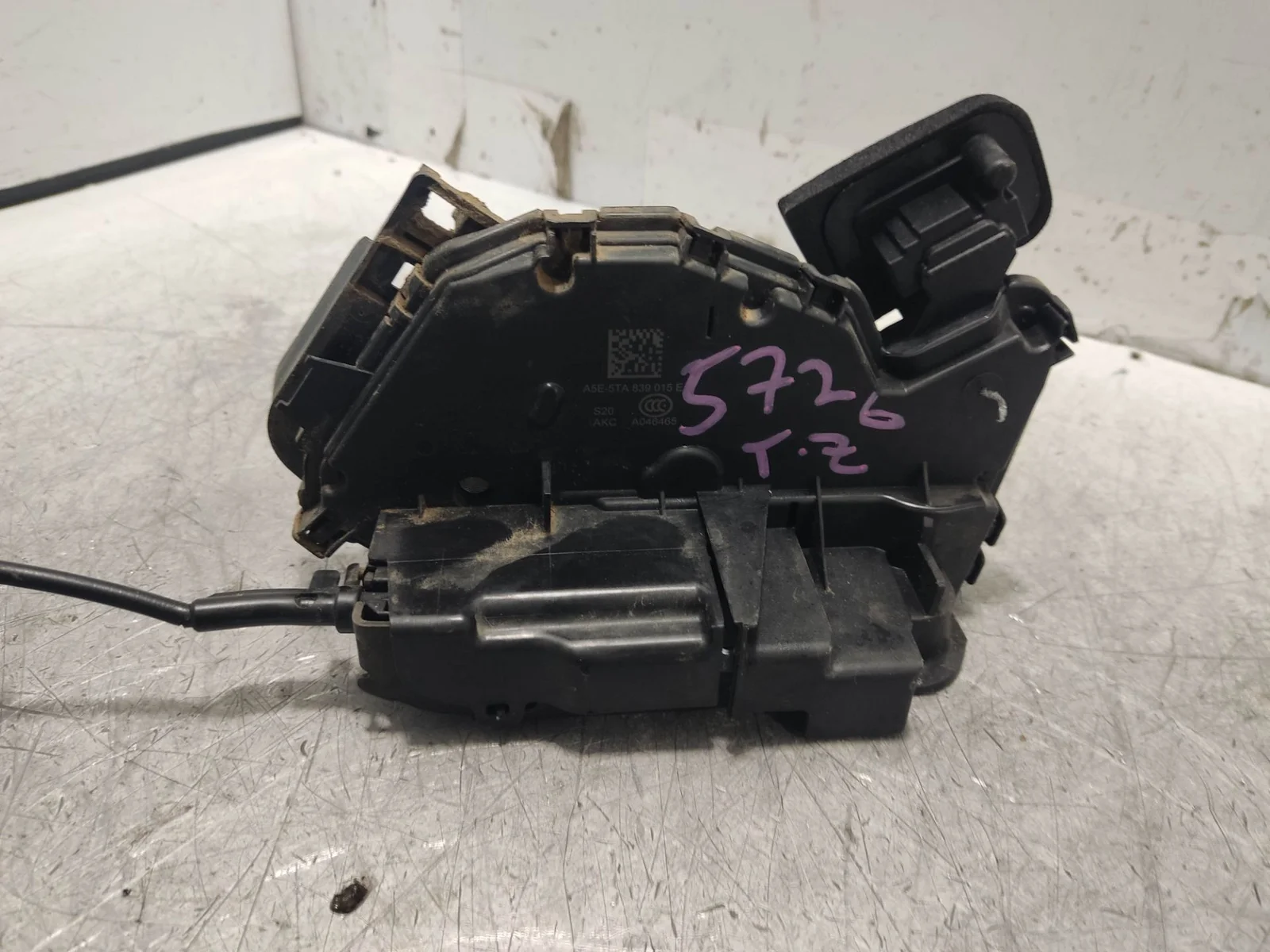 Foto de CERRADURA PUERTA TRASERA IZQUIERDA VOLKSWAGEN GOLF VII BERLINA (BQ1/BE2) 1.6 TDI (116 CV / 85 KW) referencia LH45370180