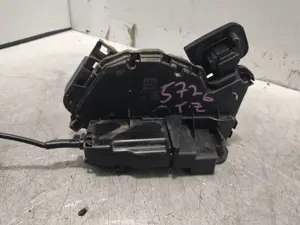 Foto de CERRADURA PUERTA TRASERA IZQUIERDA VOLKSWAGEN GOLF VII BERLINA (BQ1/BE2) 1.6 TDI (116 CV / 85 KW) referencia LH45370180
