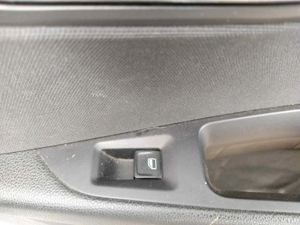 Foto de MANDO ELEVALUNAS TRASERO DERECHO SEAT LEON (5F1) 1.6 TDI (105 CV / 77 KW) referencia 5Q0959855A
