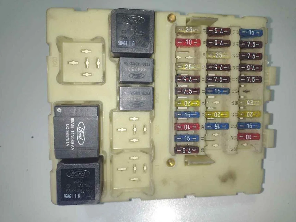 Foto de CAJA RELES / FUSIBLES FORD FOCUS BERLINA (CAK) 2.0 16V CAT (131 CV / 96 KW) referencia 98AG14A073CE
