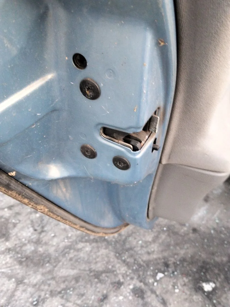Foto de CERRADURA PUERTA TRASERA IZQUIERDA RENAULT LAGUNA II (BG0) 1.9 dCi Diesel CAT (101 CV / 74 KW) referencia 8200000658