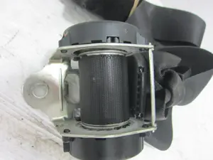 Foto de CINTURON SEGURIDAD TRASERO IZQUIERDO FORD FIESTA (CBK) 1.3 CAT (69 CV / 51 KW) foto 2