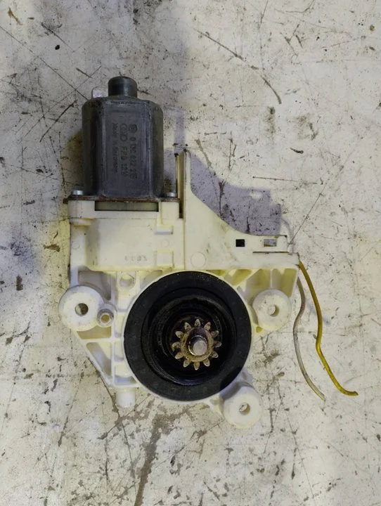Foto de MOTOR ELEVALUNAS DELANTERO IZQUIERDO FORD FOCUS FAMILIAR (CAK) 1.8 TDDI Turbodiesel CAT (90 CV / 66 KW) referencia 4M5T14A389