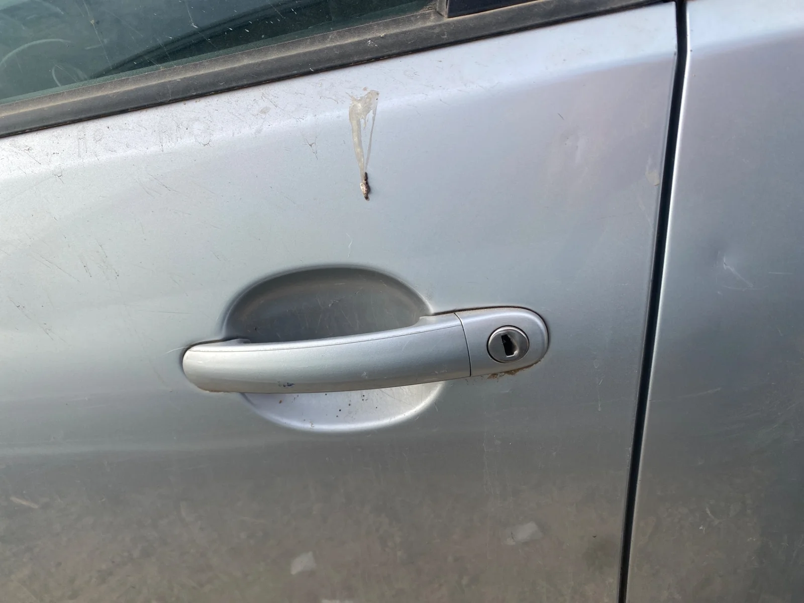 Foto de MANETA EXTERIOR DELANTERA IZQUIERDA VOLKSWAGEN POLO IV (9N3) 1.4 FSI (86 CV / 63 KW)