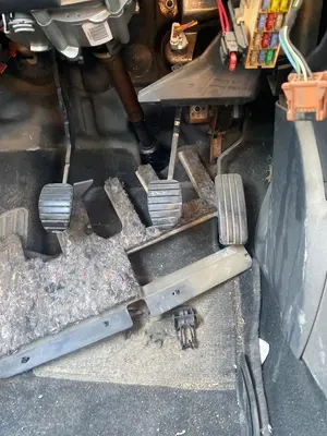 Foto de PEDAL EMBRAGUE RENAULT CLIO III 1.2 16V (75 CV / 55 KW)