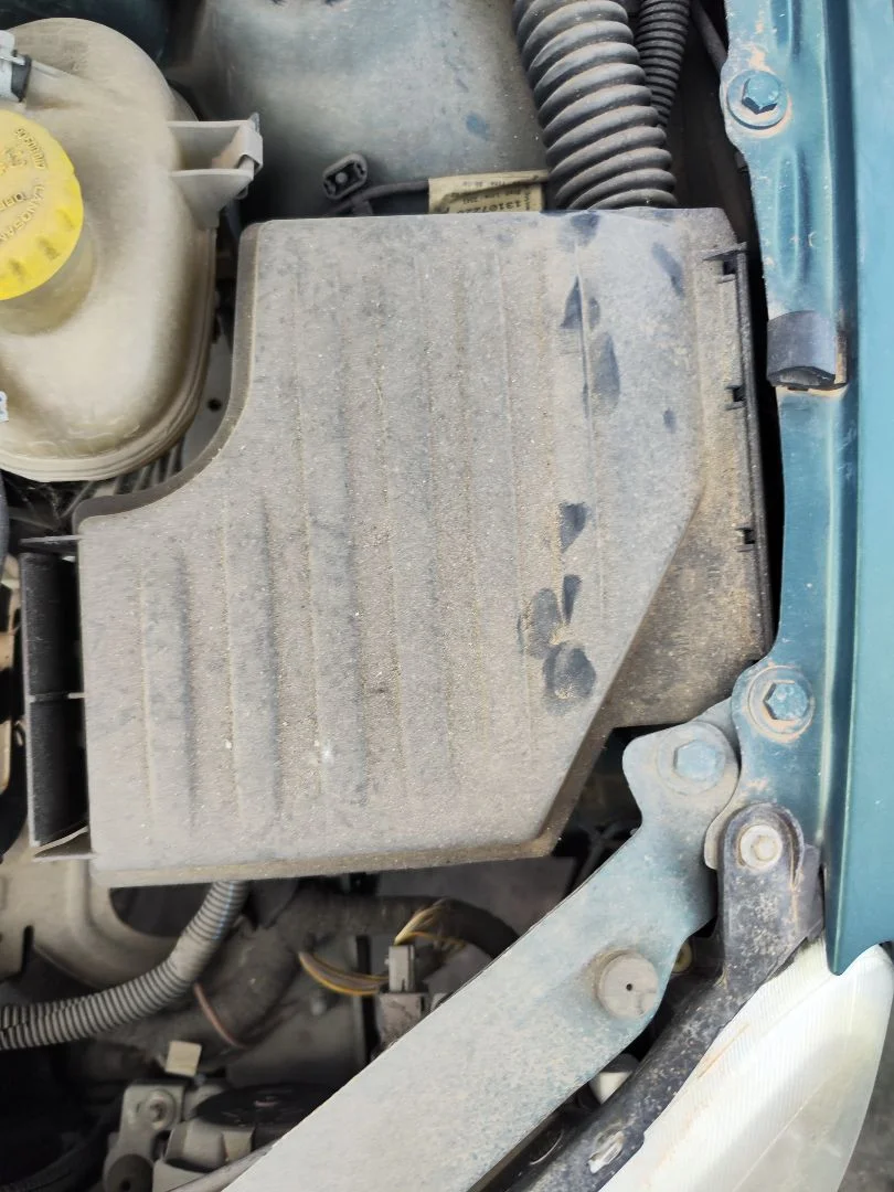 Foto de CAJA RELES / FUSIBLES OPEL CORSA C 1.2 16V CAT (Z 12 XE / LW4) (75 CV / 55 KW)