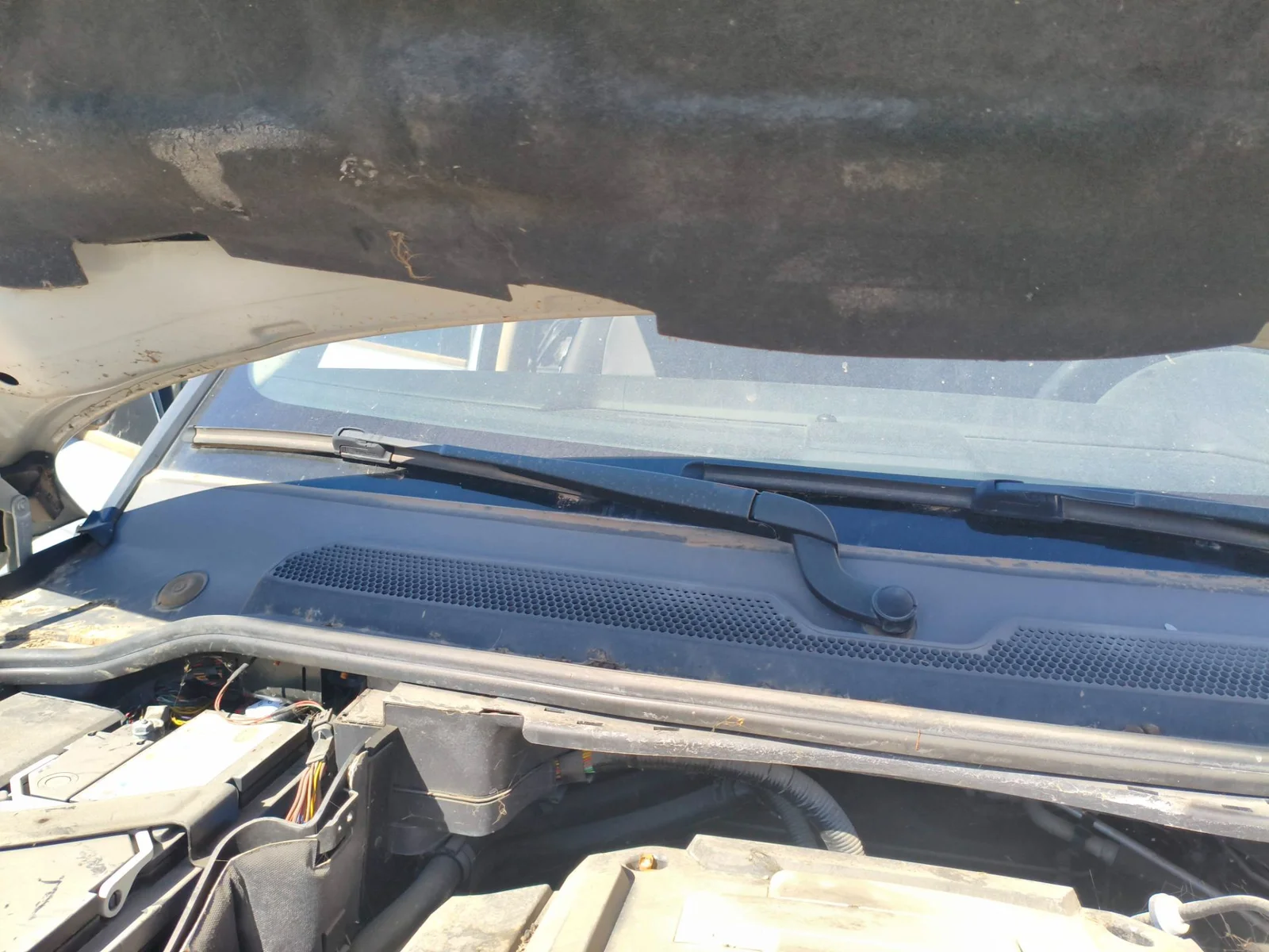 Foto de BRAZO LIMPIA DELANTERO DERECHO LAND ROVER RANGE ROVER SPORT 4.4 V8 CAT (299 CV / 220 KW) referencia LR038122