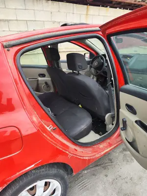 Foto de GOMAS CONTORNO PUERTA RENAULT CLIO III 1.5 dCi Diesel CAT (86 CV / 63 KW)