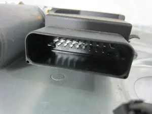 Foto de ELEVALUNAS TRASERO IZQUIERDO VOLKSWAGEN PASSAT BERLINA (3B3) 1.9 TDI (131 CV / 96 KW) referencia 3B583975 foto 3