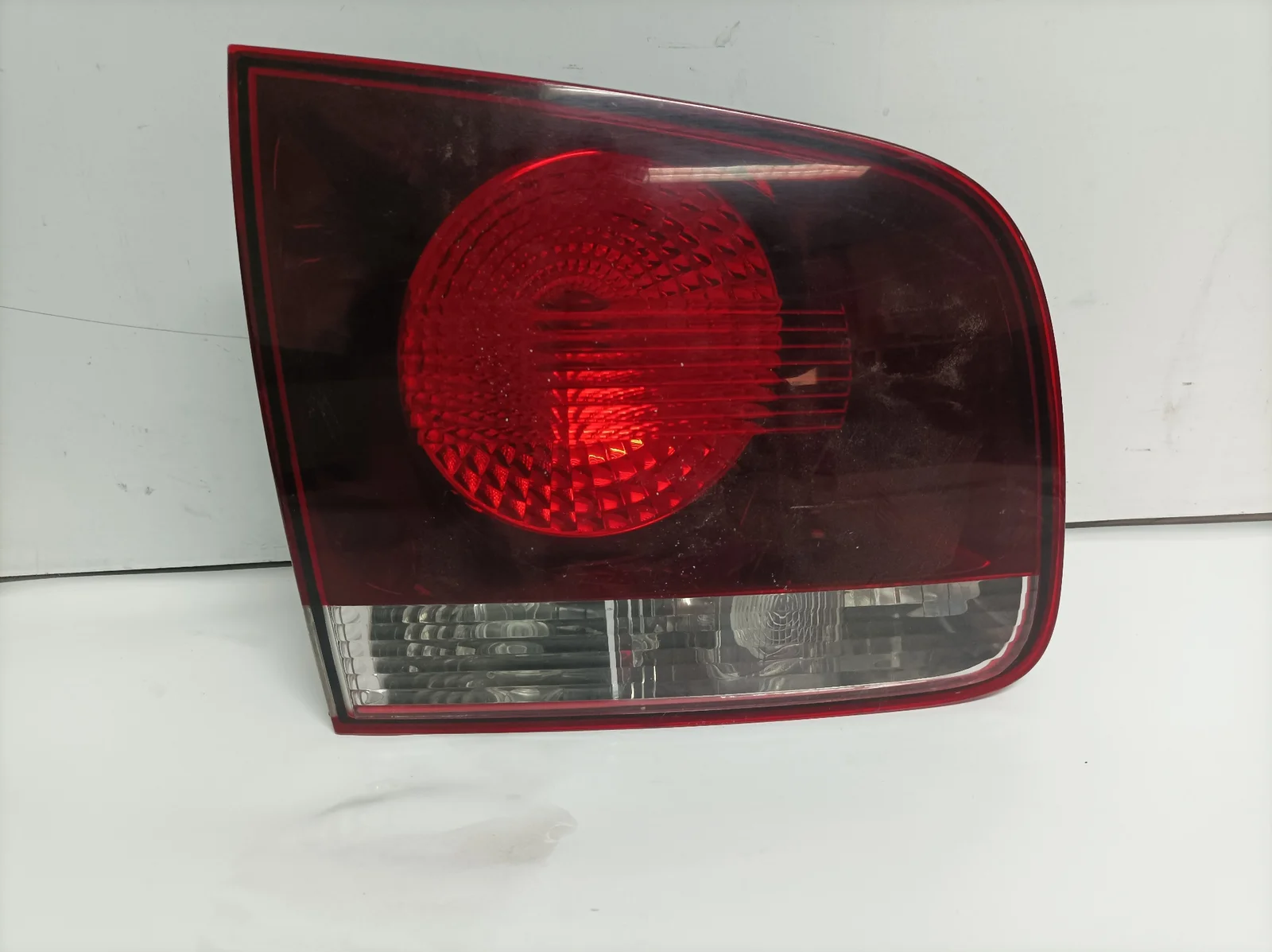 Foto de PILOTO TRASERO IZQUIERDO INTERIOR VOLKSWAGEN TOUAREG (7L6) referencia 28269003