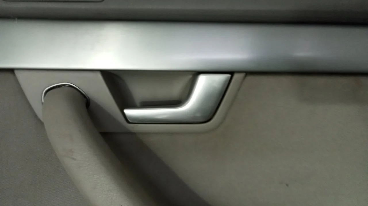 Foto de MANETA INTERIOR TRASERA DERECHA AUDI A4 AVANT (8E) 1.9 TDI (116 CV / 85 KW) referencia 8E0839020
