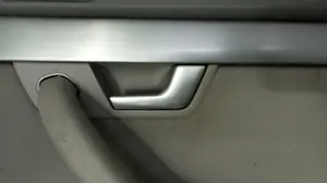 Foto de MANETA INTERIOR TRASERA DERECHA AUDI A4 AVANT (8E) 1.9 TDI (116 CV / 85 KW) referencia 8E0839020