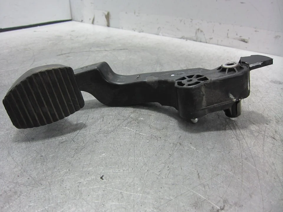 Foto de PEDAL EMBRAGUE OPEL CROSSLAND X 1.2 (110 CV / 81 KW)