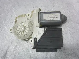 Foto de MOTOR ELEVALUNAS DELANTERO DERECHO SEAT IBIZA (6L1) 1.2 (64 CV / 47 KW) referencia 6Q2959801A foto 3