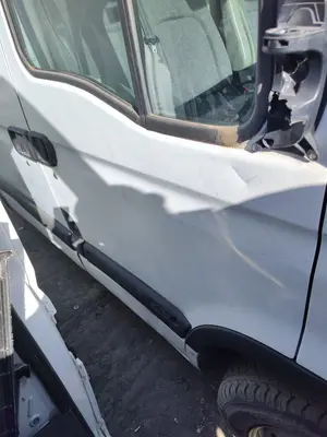 Foto de PUERTA DELANTERA DERECHA NISSAN INTERSTAR (X70) 2.5 dCi Diesel CAT (114 CV / 84 KW)