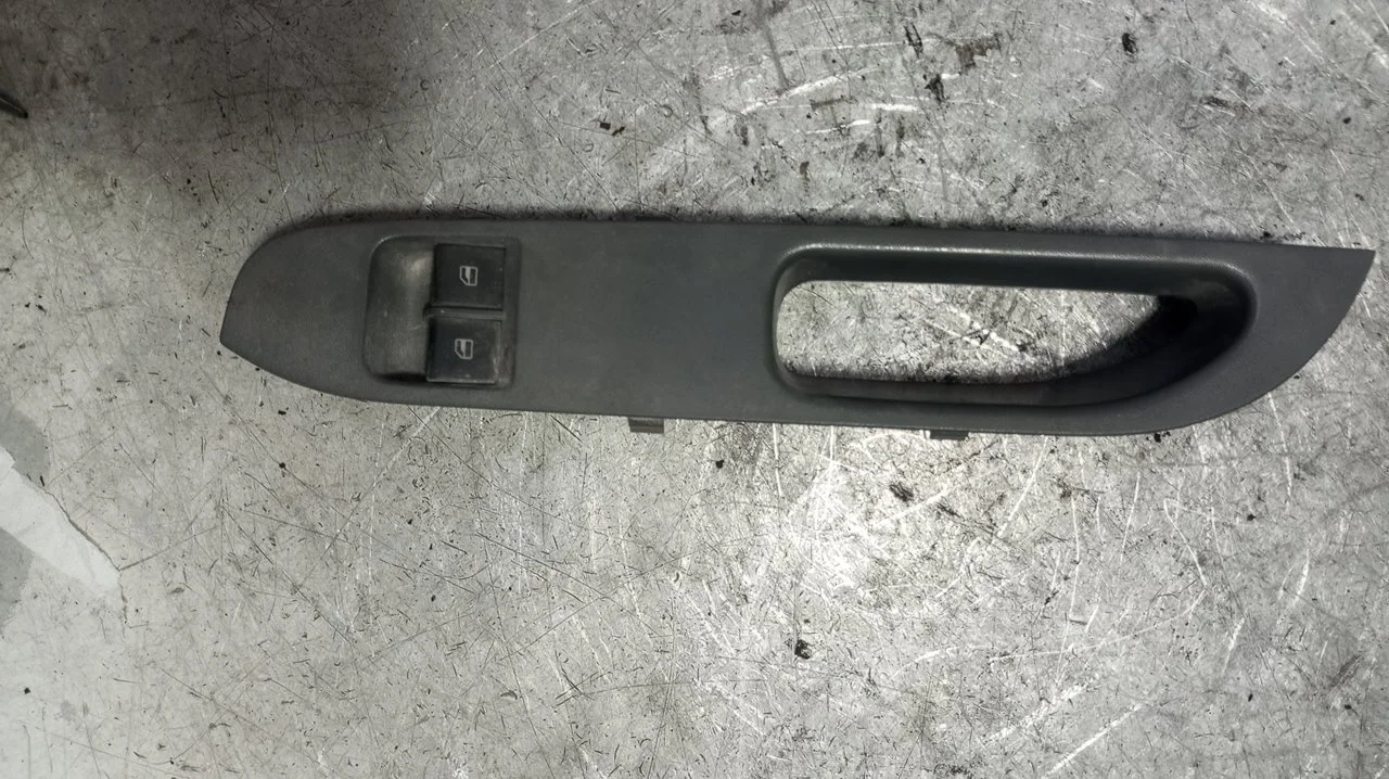 Foto de MANDO ELEVALUNAS DELANTERO IZQUIERDO SEAT IBIZA (6L1) 1.4 TDI CAT (BNM) (69 CV / 51 KW) referencia 6L1867171F