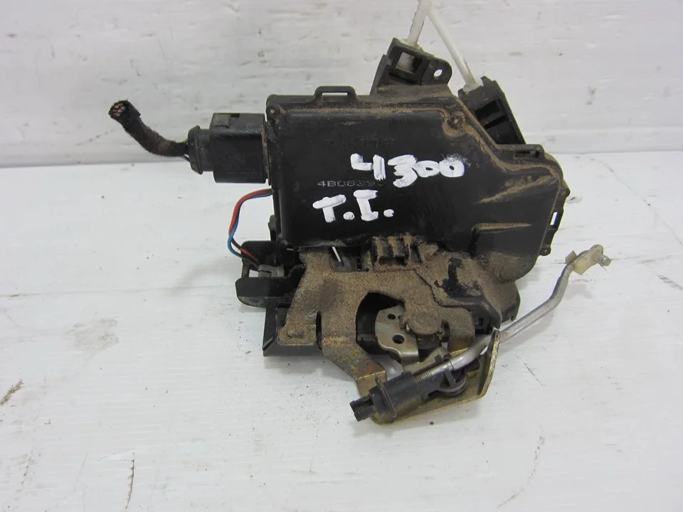 Foto de CERRADURA PUERTA TRASERA IZQUIERDA AUDI A6 BERLINA (4B2) 2.5 V6 24V TDI (150 CV / 110 KW) referencia 4B0839015B
