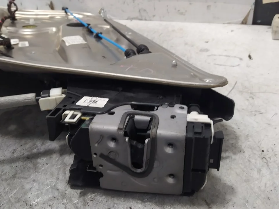 Foto de CERRADURA PUERTA TRASERA DERECHA MERCEDES-BENZ CLASE C (BM 204) BERLINA 2.2 CDI CAT (170 CV / 125 KW) referencia A2047300335