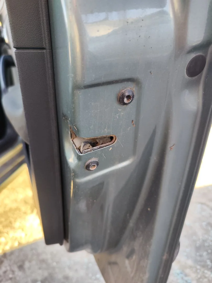 Foto de CERRADURA PUERTA DELANTERA DERECHA SEAT CORDOBA BERLINA (6L2) 1.4 16V (75 CV / 55 KW) referencia 6X1837014G