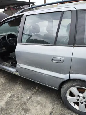 Foto de PUERTA TRASERA IZQUIERDA OPEL ZAFIRA A 2.0 DTI (101 CV / 74 KW)