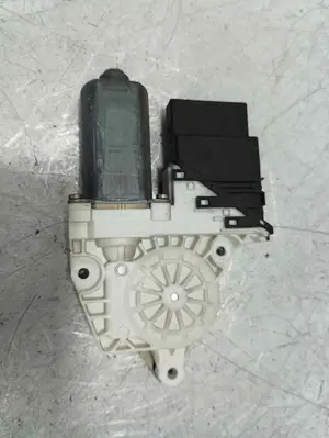 Foto de MOTOR ELEVALUNAS TRASERO DERECHO VOLKSWAGEN GOLF IV BERLINA (1J1)(10.1997) 1.9 TDI (110 CV / 81 KW) referencia 9776101438203 foto 2