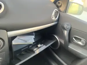Foto de GUANTERA RENAULT CLIO III 1.5 dCi Diesel (68 CV / 50 KW)