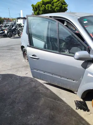 Foto de PUERTA DELANTERA DERECHA RENAULT SCENIC II 1.5 dCi Diesel (101 CV / 74 KW) referencia 7751477220