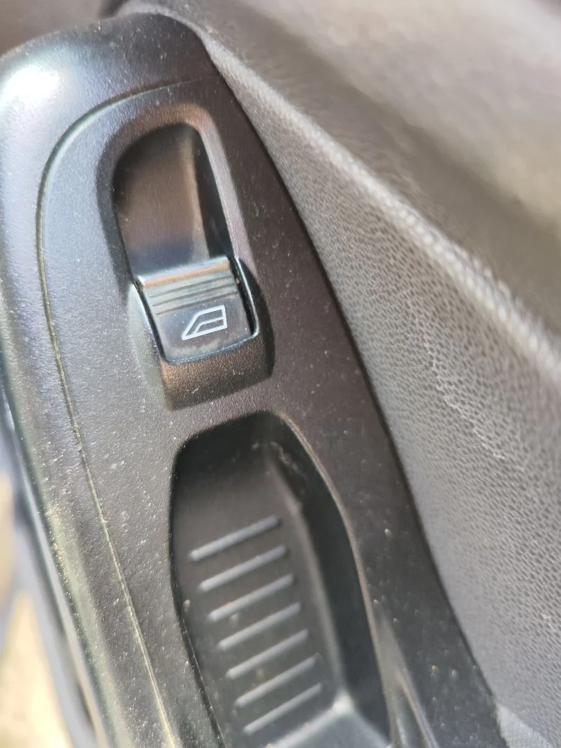 Foto de MANDO ELEVALUNAS DELANTERO DERECHO FORD FIESTA (CNN) 1.5 TDCi CAT (75 CV / 55 KW)