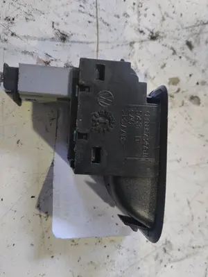 Foto de MANDO ELEVALUNAS DELANTERO DERECHO VOLKSWAGEN POLO V (6R1) referencia 6R0867255B foto 2