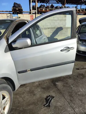 Foto de PUERTA DELANTERA IZQUIERDA RENAULT CLIO III 1.4 16V (98 CV / 72 KW) foto 2
