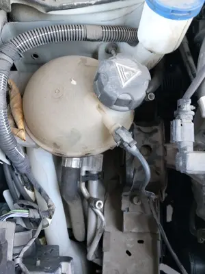 Foto de DEPOSITO EXPANSION CITROEN C4 CACTUS 1.2 12V VTi (82 CV / 60 KW) referencia 9800777280