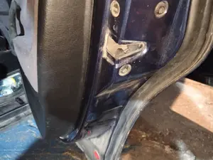 Foto de CERRADURA PUERTA TRASERA DERECHA VOLKSWAGEN PASSAT BERLINA (3B2) 1.9 TDI (110 CV / 81 KW) referencia 3B4839015AL
