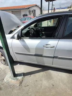 Foto de PUERTA DELANTERA IZQUIERDA RENAULT MEGANE II GRANDTOUR 1.5 dCi Diesel CAT (86 CV / 63 KW)