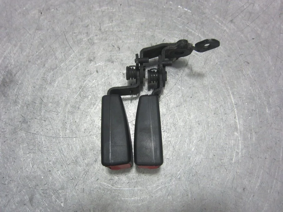 Foto de ENGANCHE CINTURON TRASERO CENTRAL SEAT LEON (5F1) 1.6 TDI (105 CV / 77 KW) referencia 5F0857739