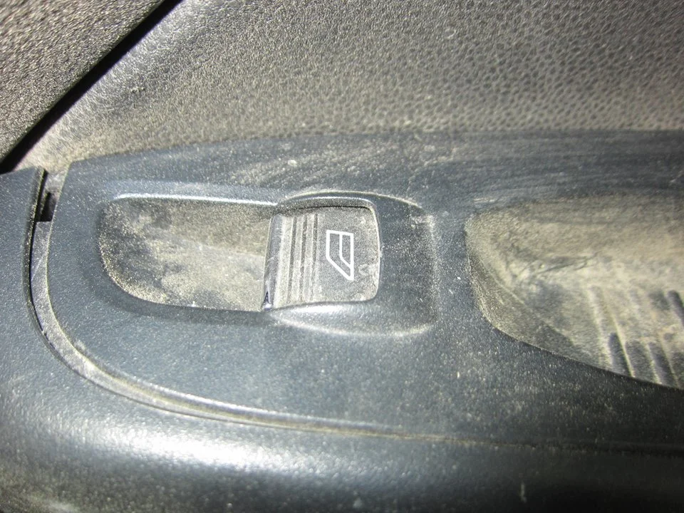 Foto de MANDO ELEVALUNAS DELANTERO DERECHO FORD FIESTA (CNN) 1.0 EcoBoost CAT (101 CV / 74 KW) referencia 8A6T-14529-AB