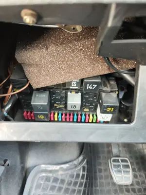 Foto de CAJA RELES / FUSIBLES SEAT IBIZA (6K1) 1.4  (60 CV / 44 KW)
