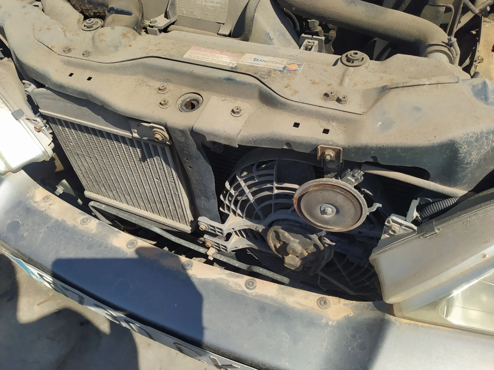 Foto de CONDENSADOR / RADIADOR AIRE ACONDICIONADO SSANGYONG MUSSO 2.9 Turbodiesel CAT (120 CV / 88 KW)