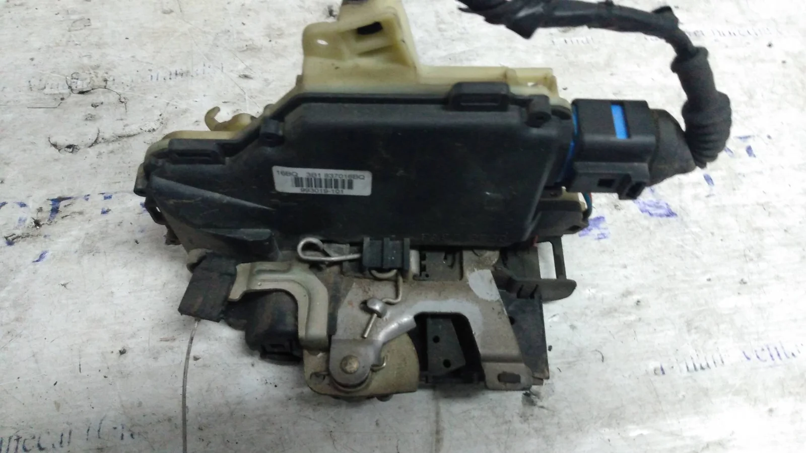 Foto de CERRADURA PUERTA DELANTERA DERECHA SEAT CORDOBA BERLINA (6L2) 1.4 16V (101 CV / 74 KW) referencia 361837016BQ