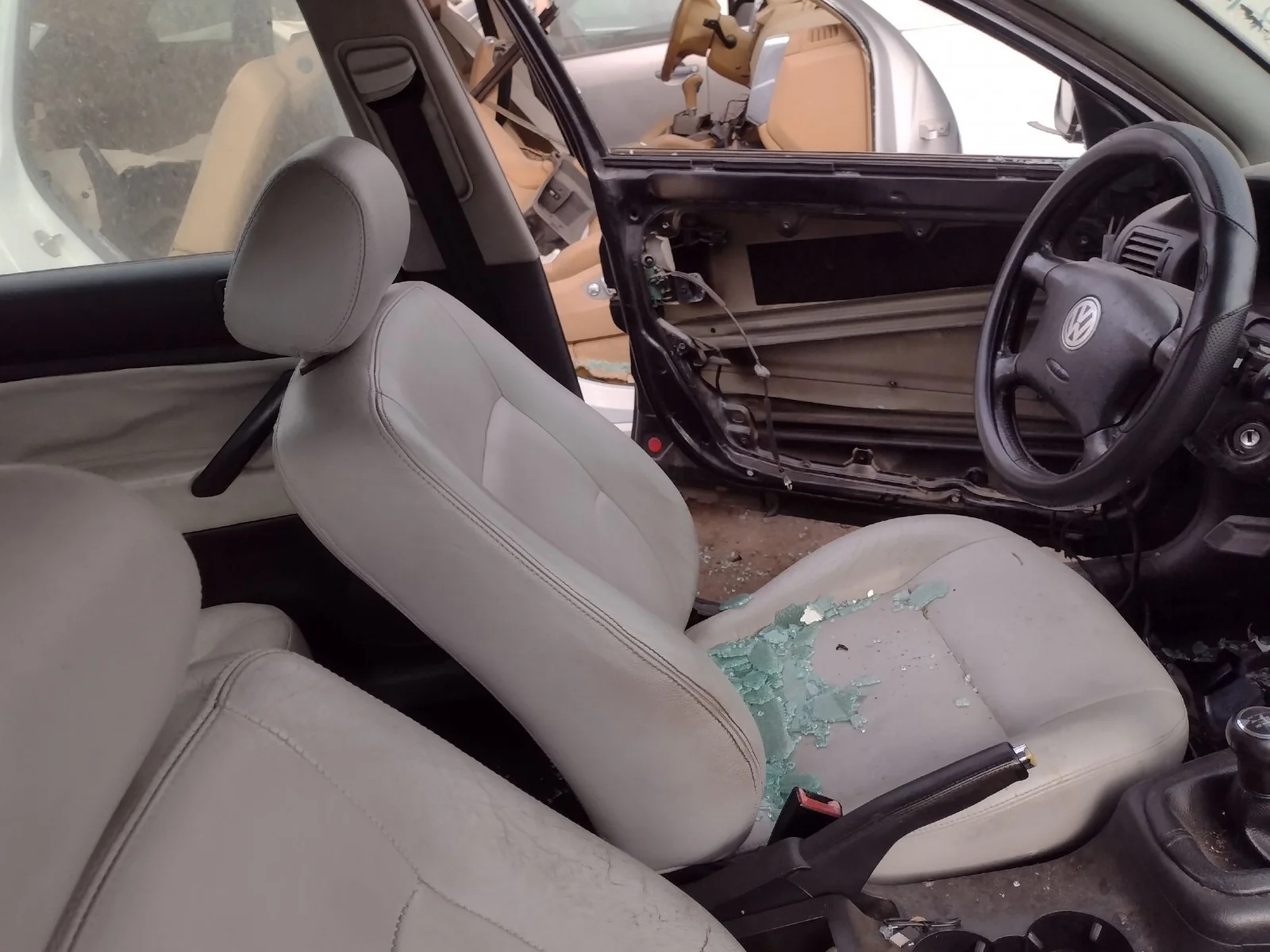 Foto de CINTURON SEGURIDAD DELANTERO IZQUIERDO VOLKSWAGEN PASSAT BERLINA (3B3) 1.9 TDI (131 CV / 96 KW) referencia 3B1857705H FKZ
