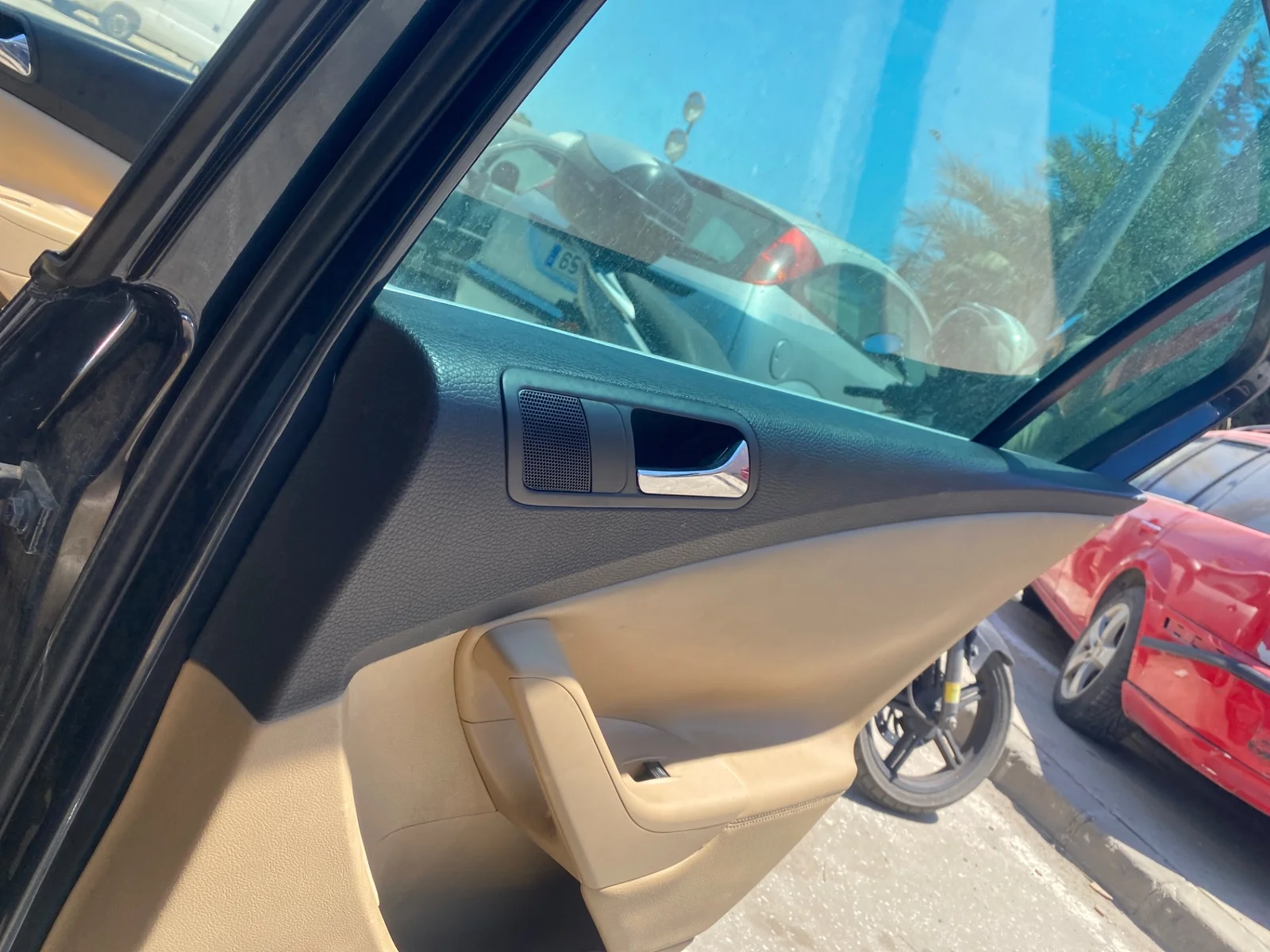 Foto de MANETA INTERIOR TRASERA DERECHA VOLKSWAGEN PASSAT BERLINA (3C2) 2.0 TDI (140 CV / 103 KW) referencia 3C4839114P ZNX