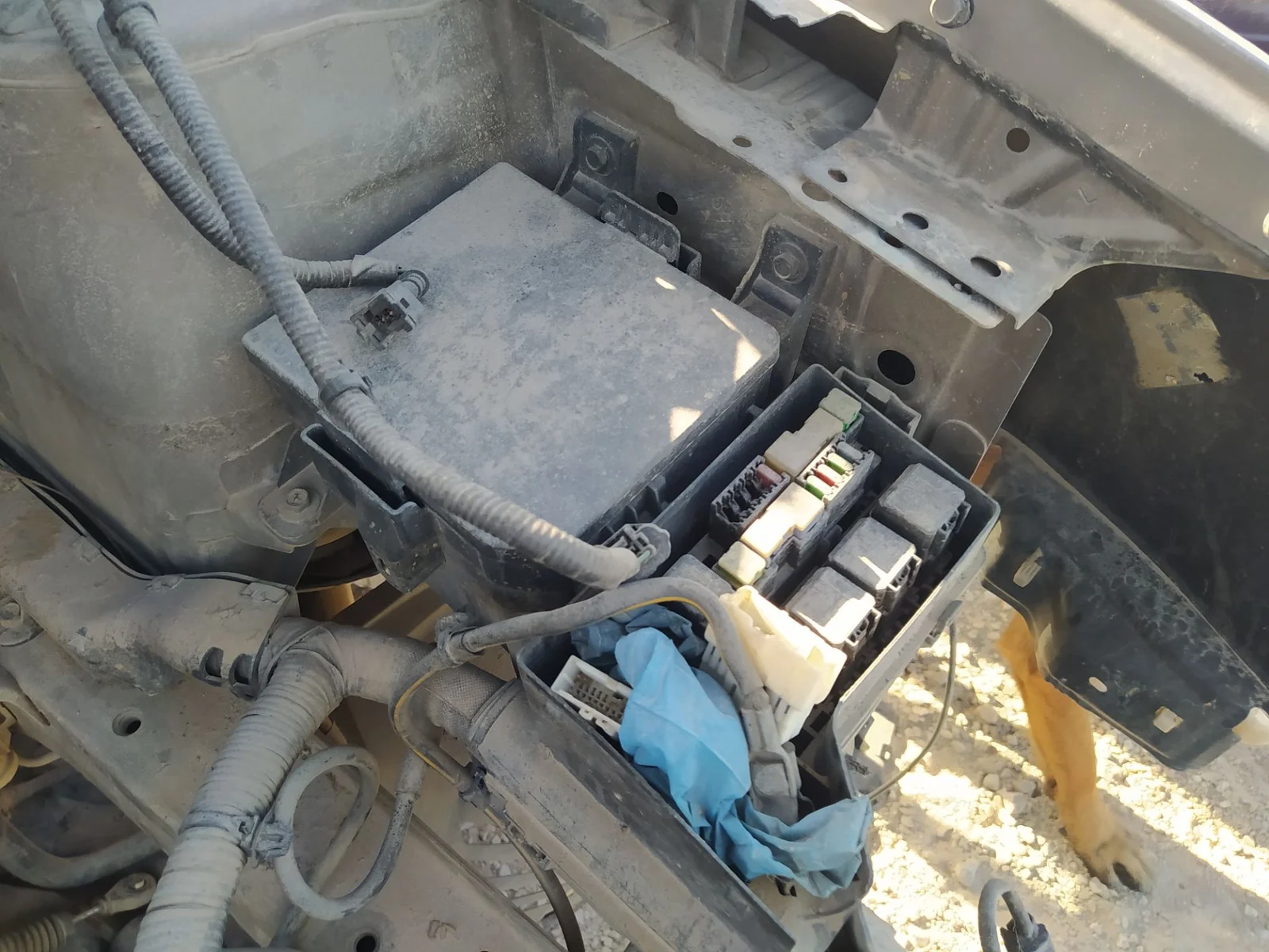 Foto de CAJA RELES / FUSIBLES NISSAN QASHQAI (J10) 1.5 dCi Turbodiesel CAT (106 CV / 78 KW)