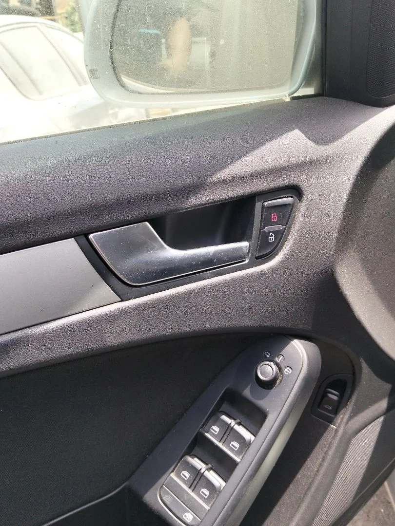 Foto de MANETA INTERIOR DELANTERA IZQUIERDA AUDI A4 BERLINA (8K2) 2.0 16V TDI (143 CV / 105 KW)