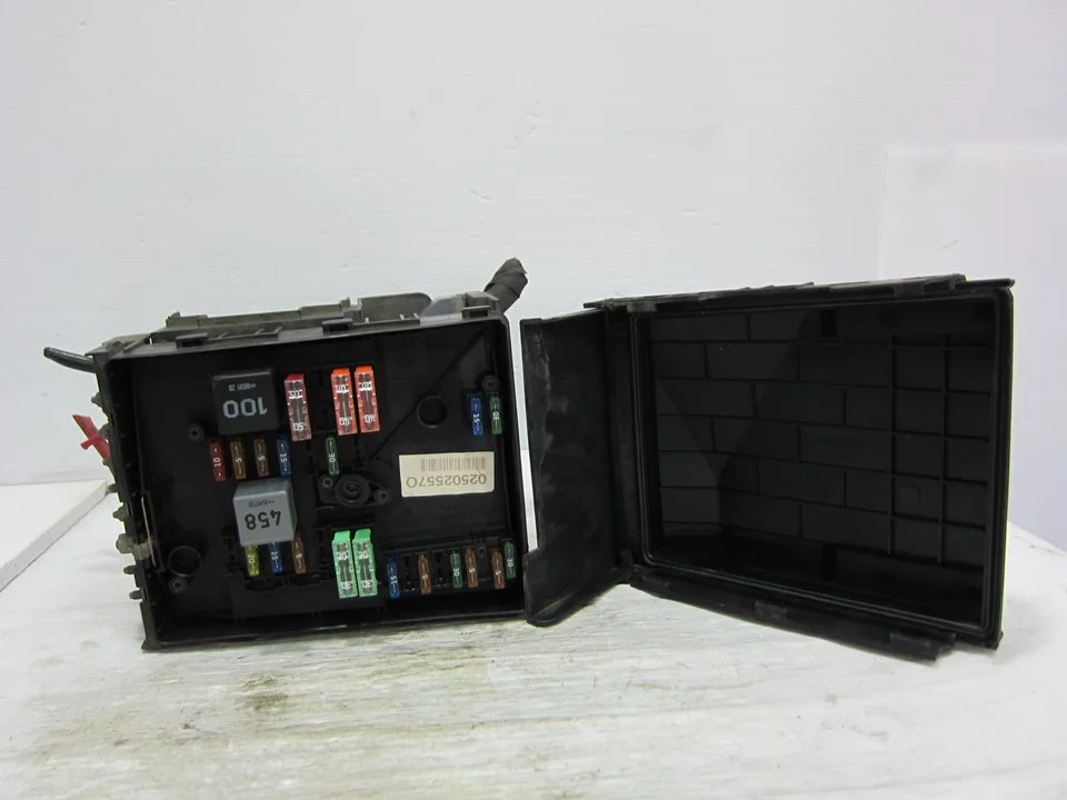 Foto de CAJA RELES / FUSIBLES VOLKSWAGEN GOLF PLUS V (5M1) 1.6 (102 CV / 75 KW) referencia 1K0937132F
