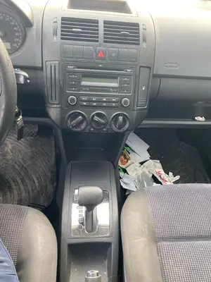 Foto de CONSOLA CENTRAL VOLKSWAGEN POLO IV (9N3) 1.4 FSI (86 CV / 63 KW)