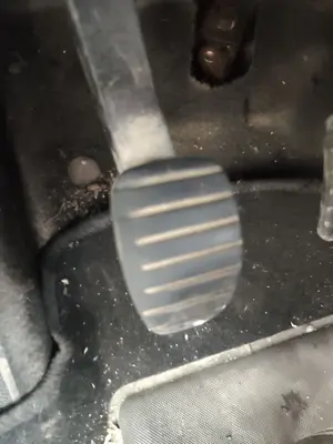 Foto de PEDAL EMBRAGUE RENAULT MEGANE III BERLINA 5P 1.5 dCi Diesel FAP (110 CV / 81 KW)