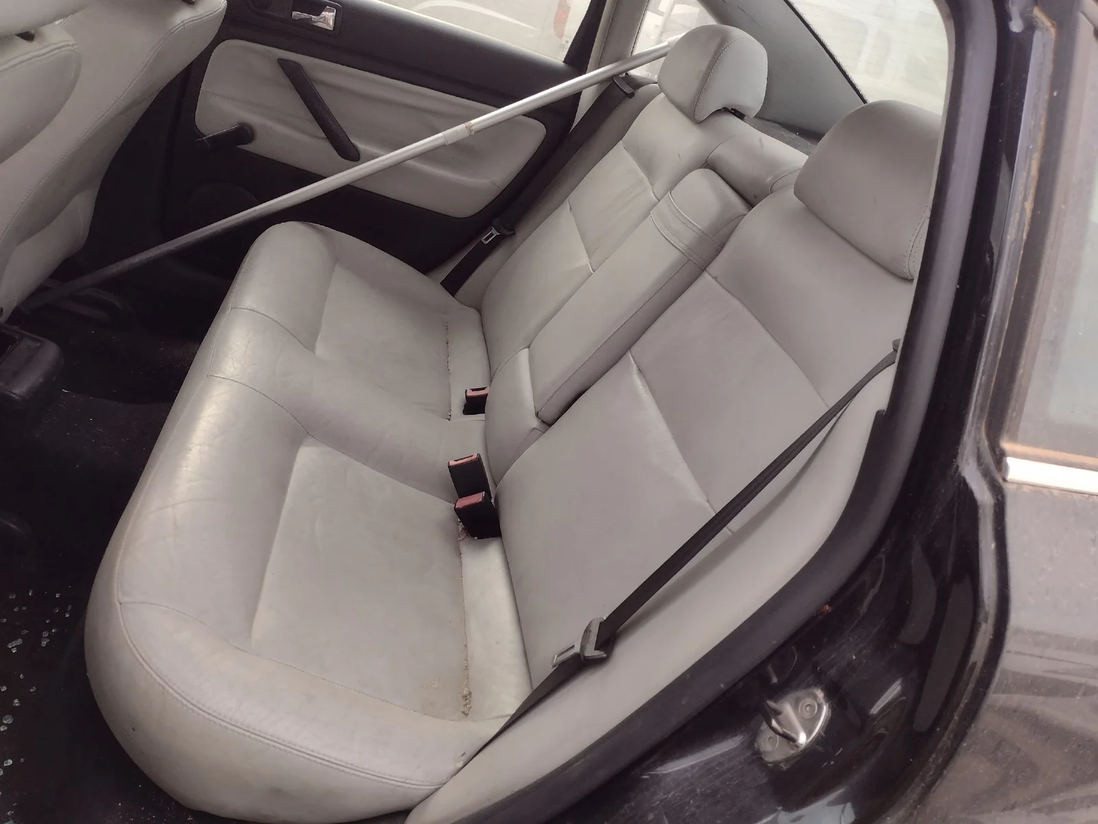 Foto de ENGANCHE CINTURON TRASERO CENTRAL VOLKSWAGEN PASSAT BERLINA (3B3) 1.9 TDI (131 CV / 96 KW)