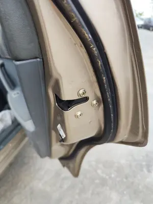Foto de CERRADURA PUERTA TRASERA DERECHA CHEVROLET LACETTI 1.6 CAT (109 CV / 80 KW) referencia 96260995