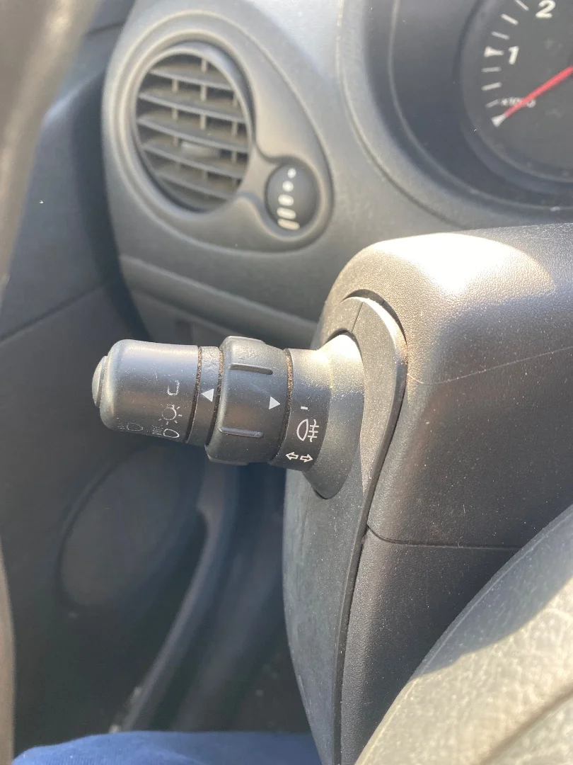 Foto de MANDO MULTIFUNCION RENAULT CLIO III 1.5 dCi Diesel (68 CV / 50 KW)